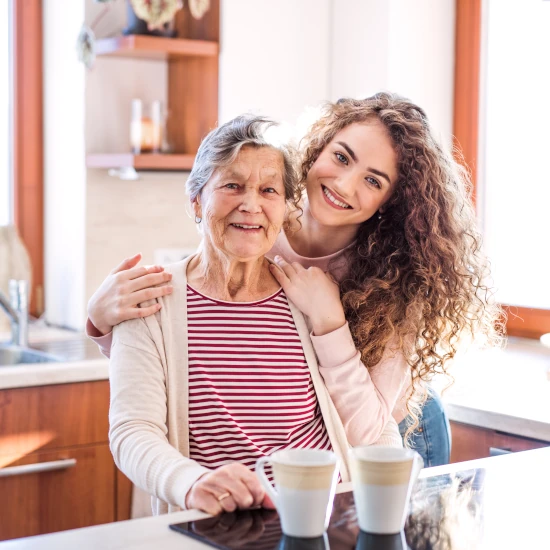 ragazza e donna anziana sorridenti